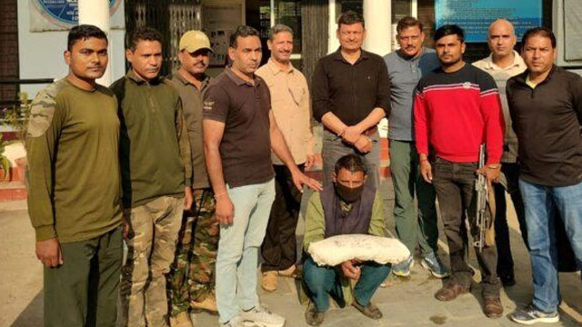 हाथी के दांत के साथ वन्यजीव तस्कर गिरफ्तार हाथी के दांत के साथ वन्यजीव तस्कर गिरफ्तार