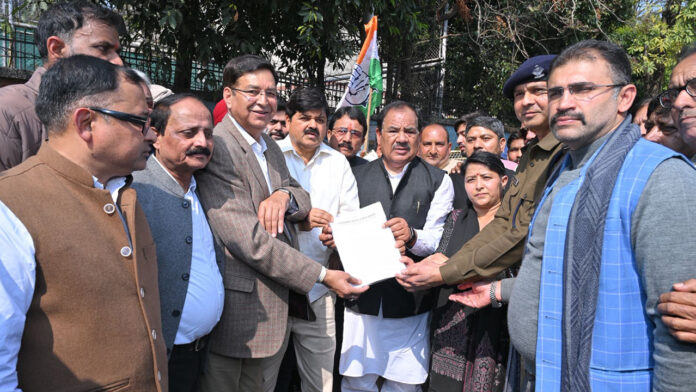 कांग्रेसियों ने किया पुलिस मुख्यालय कूच कांग्रेसियों ने किया पुलिस मुख्यालय कूच