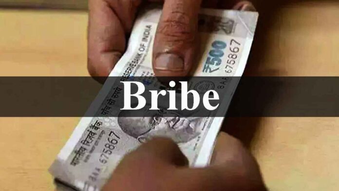 ऊर्जा निगम का अवर अभियंता रिश्वत लेते रंगे हाथ गिरफ्तार ऊर्जा निगम का अवर अभियंता रिश्वत लेते रंगे हाथ गिरफ्तार