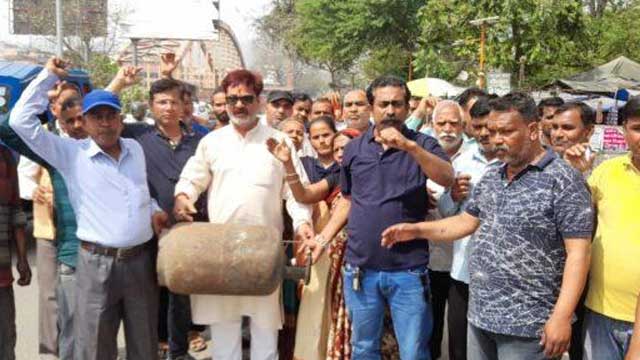 गैस की कालाबाजारी के विरोध में लघु व्यापारियों ने किया प्रदर्शन