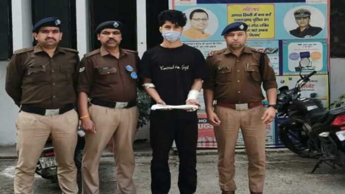युवती पर जानलेवा हमला करने का आरोपी छात्र गिरफ्तार युवती पर जानलेवा हमला करने का आरोपी छात्र गिरफ्तार