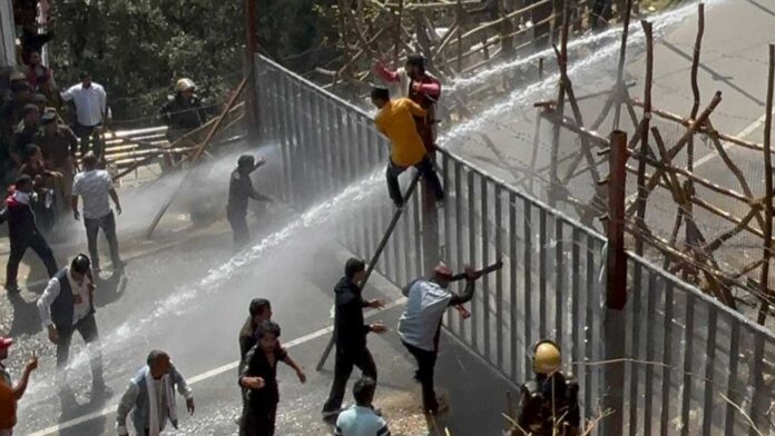 यूकेडी ने भराड़ीसैंण में किया उग्र प्रदर्शन, कई गिरफ्तार यूकेडी ने भराड़ीसैंण में किया उग्र प्रदर्शन, कई गिरफ्तार