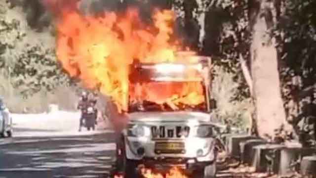 चलती पिकअप में अचानक लगी आग, चालक ने कूदकर बचाई जान चलती पिकअप में अचानक लगी आग, चालक ने कूदकर बचाई जान