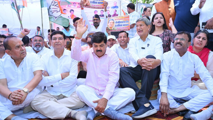 महिलाओं को 33 प्रतिशत आरक्षण दिए जाने की मांग को लेकर कांग्रेस ने दिया धरना महिलाओं को 33 प्रतिशत आरक्षण दिए जाने की मांग को लेकर कांग्रेस ने दिया धरना