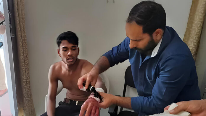 डीएवी में छात्र संघ समारोह के दौरान छात्रों के बीच झड़प, छात्र को लगा चाकू