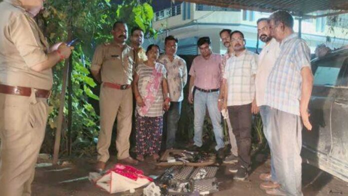 कार से हथियारों व कारतूसों का जखीरा बरामद, पति-पत्नी व देवर के खिलाफ मामला दर्ज कार से हथियारों व कारतूसों का जखीरा बरामद, पति-पत्नी व देवर के खिलाफ मामला दर्ज