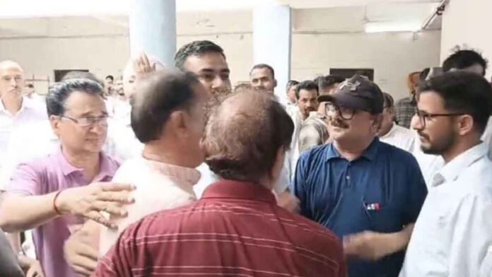 विजिलेंस टीम को तहसील परिसर में सारी रात बनाए रखा बंधक विजिलेंस टीम को तहसील परिसर में सारी रात बनाए रखा बंधक