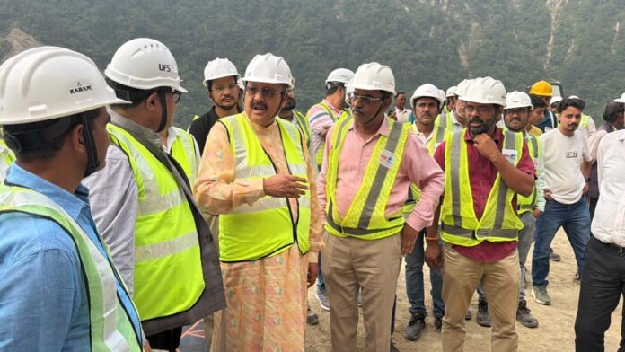 महाराज ने किया निर्माणाधीन जमरानी बांध का निरीक्षण